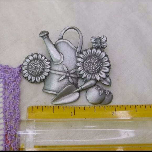 Spoontique Pewter USA 4133 Water Pitcher Flowers Brooch Vintage Signed Pin - Picture 2 of 3